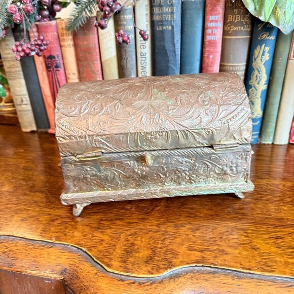 Vintage Brass Floral Repousse Domed Footed Treasure Chest Box lock & Key - Picture 12 of 17